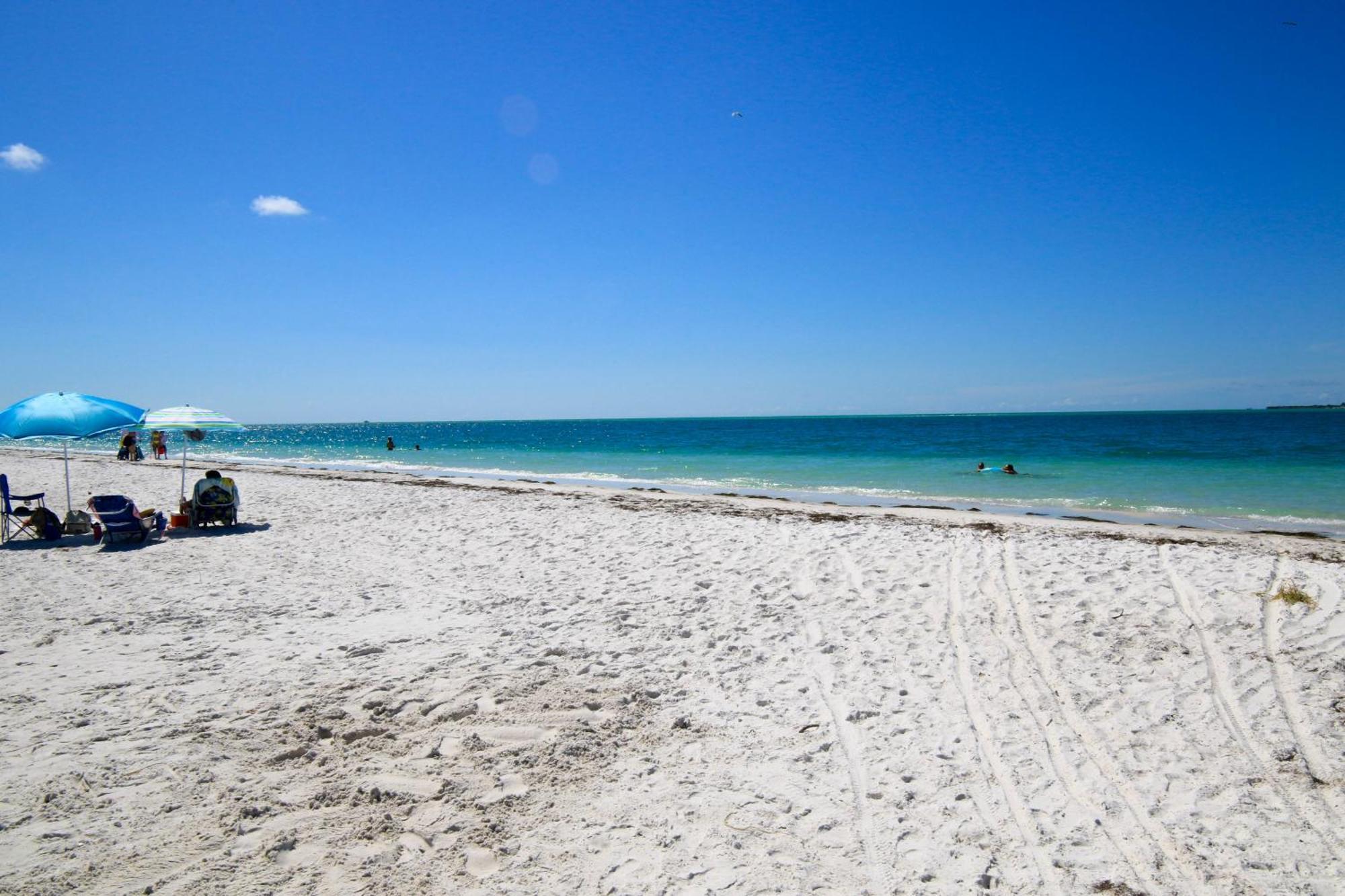 Anna Maria Island Runaway Tropical Dream-One Minute Walk To The Beach-Heated Pool Брадентон-Бич Экстерьер фото