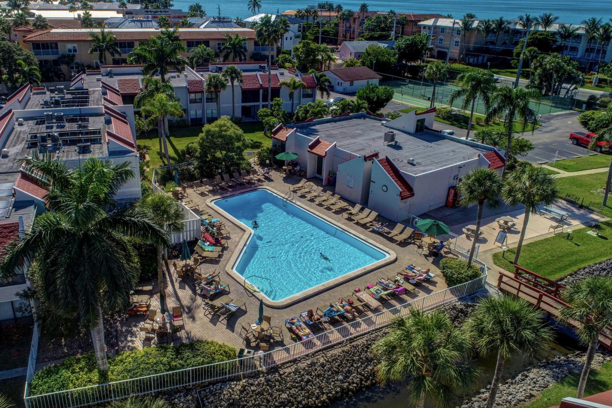 Anna Maria Island Runaway Tropical Dream-One Minute Walk To The Beach-Heated Pool Брадентон-Бич Экстерьер фото