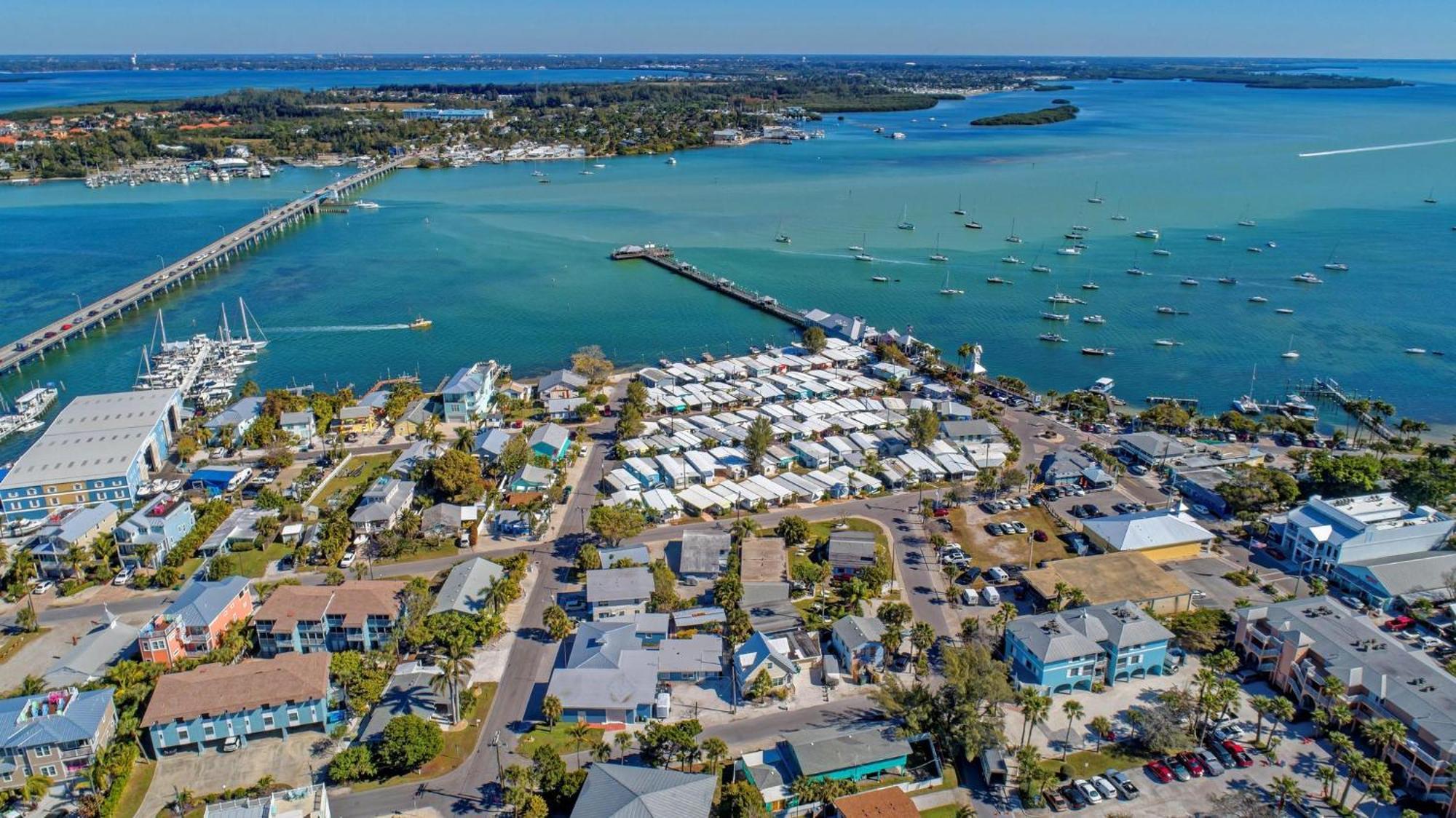 Anna Maria Island Runaway Tropical Dream-One Minute Walk To The Beach-Heated Pool Брадентон-Бич Экстерьер фото