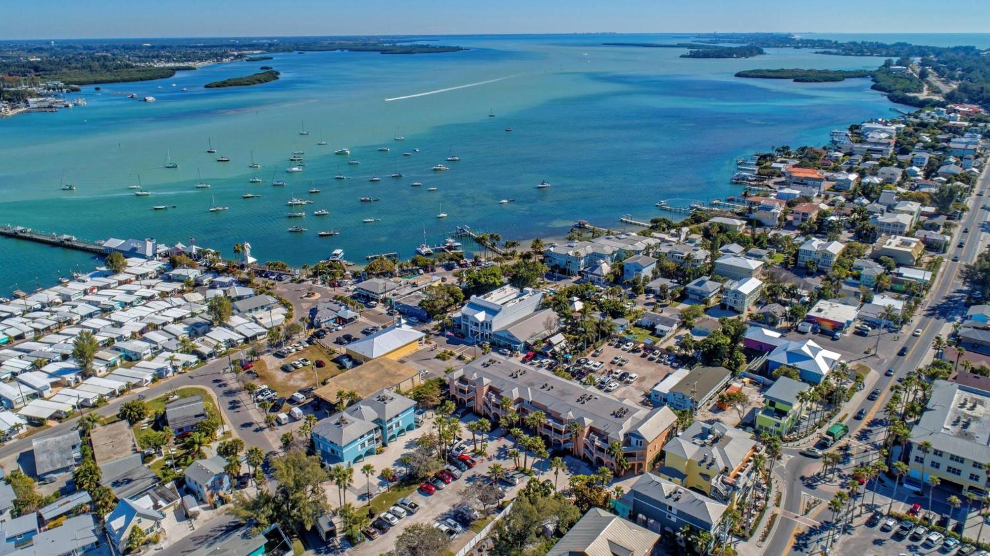 Anna Maria Island Runaway Tropical Dream-One Minute Walk To The Beach-Heated Pool Брадентон-Бич Экстерьер фото