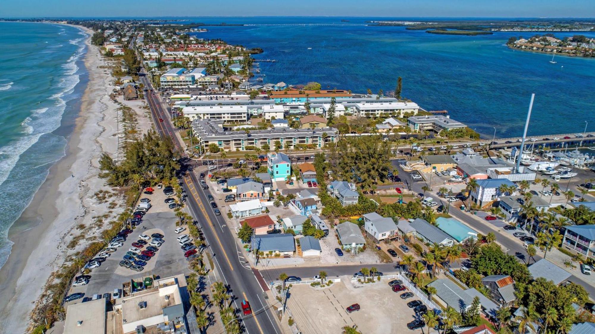 Anna Maria Island Runaway Tropical Dream-One Minute Walk To The Beach-Heated Pool Брадентон-Бич Экстерьер фото