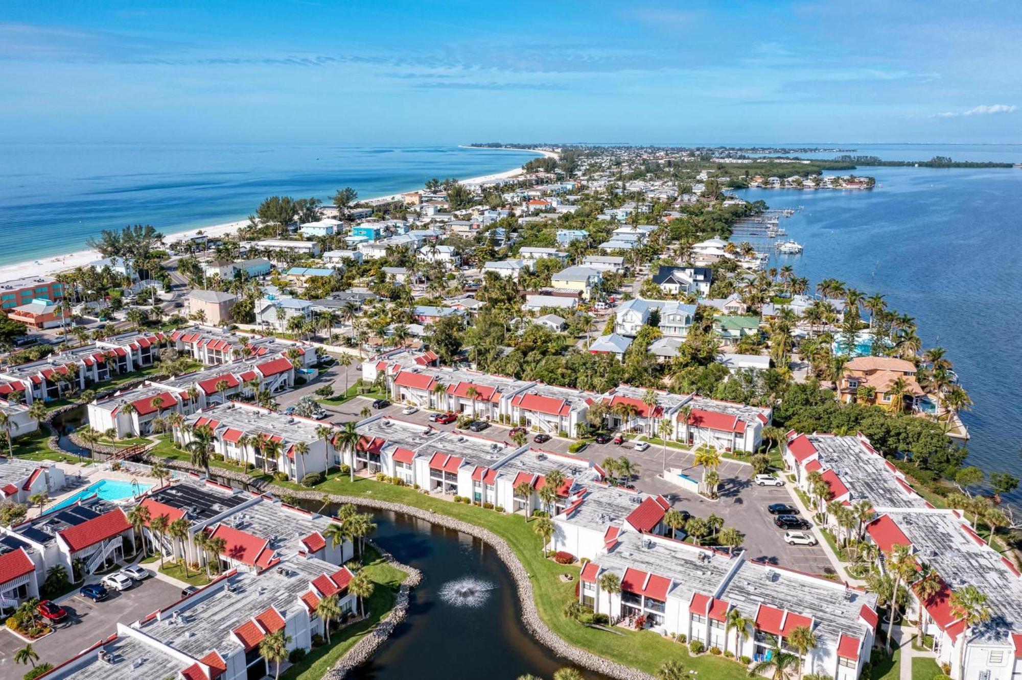 Anna Maria Island Runaway Tropical Dream-One Minute Walk To The Beach-Heated Pool Брадентон-Бич Экстерьер фото